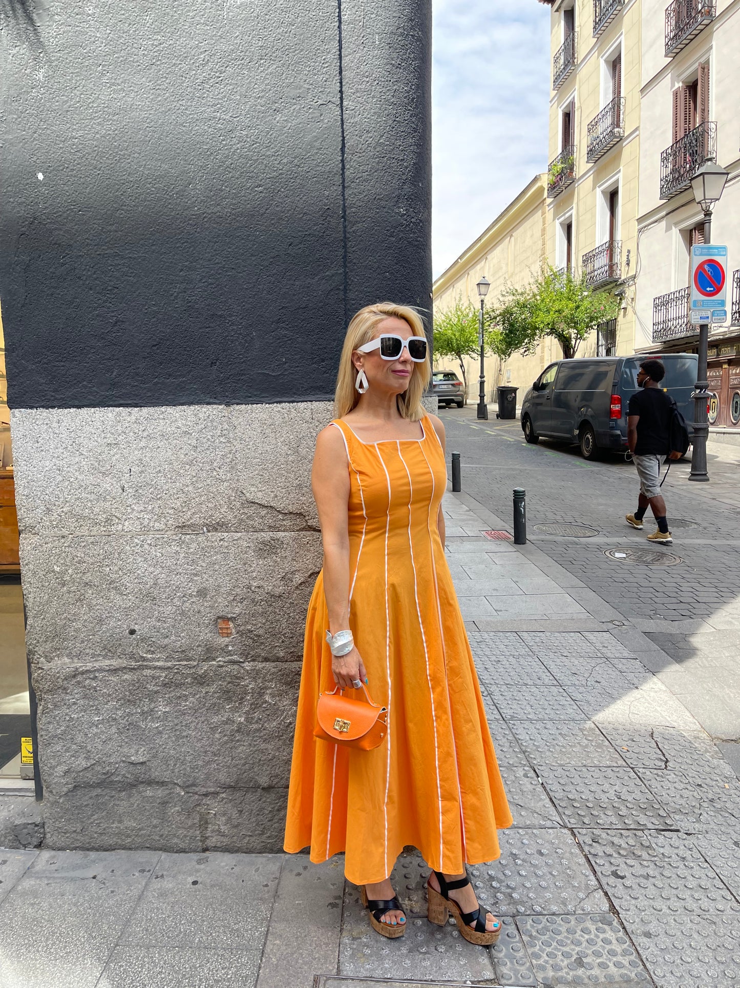Vestido midi naranja con detalle de líneas en contraste