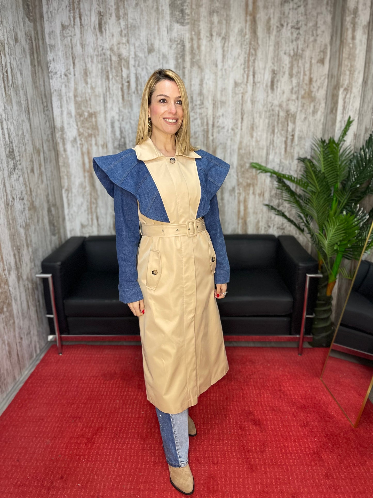 Gabardina bicolor con volante efecto denim