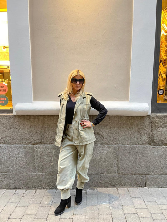 Conjunto chaleco y pantalón beige mujer cargo – oversize, cinturón ajustable, estilo utility Madrid