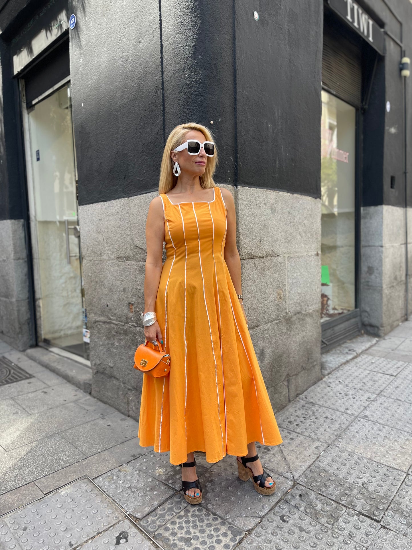 Vestido midi naranja con detalle de líneas en contraste