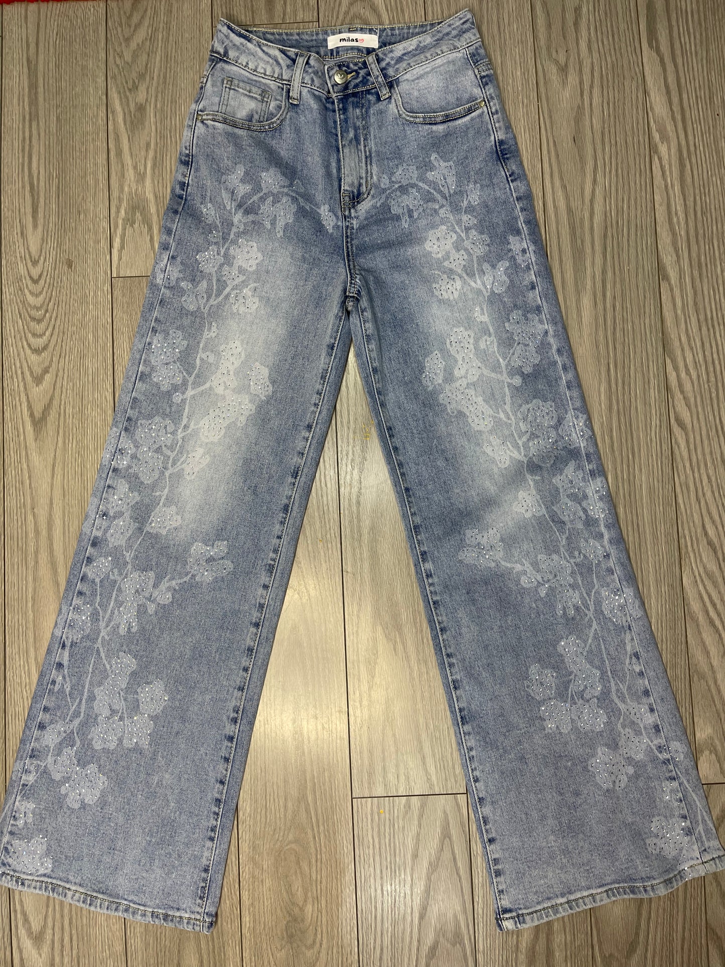 Pantalón vaquero azul claro con diseño floral