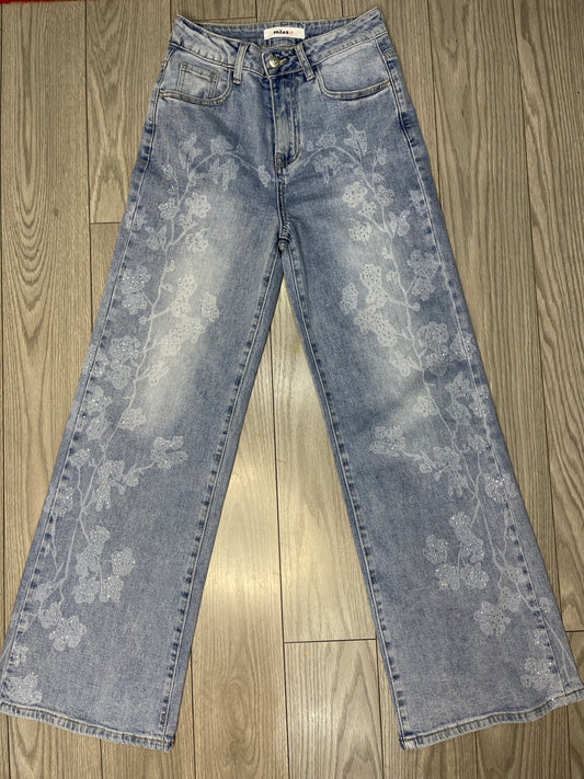 Pantalón vaquero azul claro con diseño floral