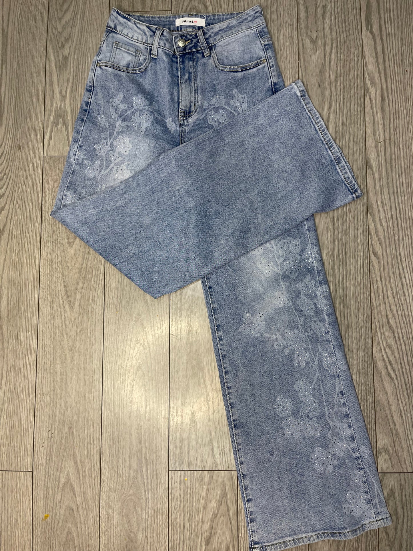 Pantalón vaquero azul claro con diseño floral