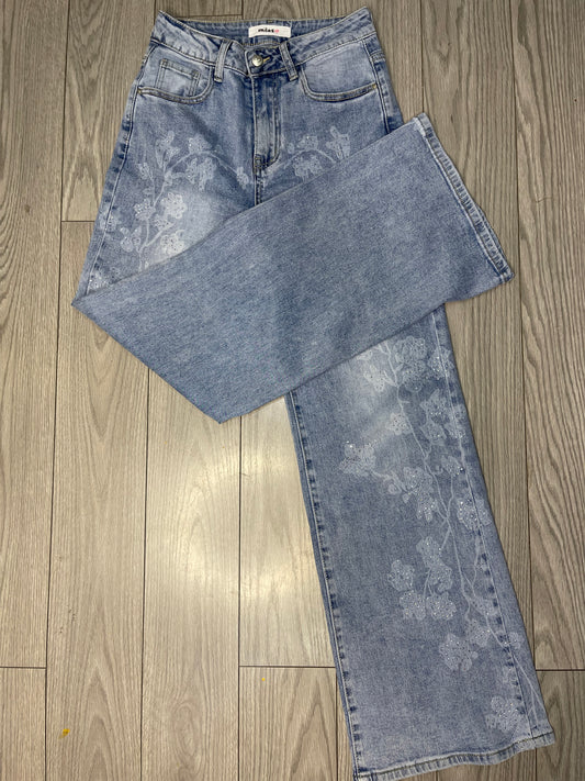 Pantalón vaquero azul claro con diseño floral